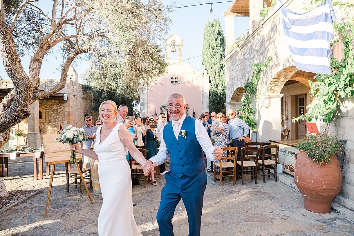 les mariés sont en train de danser lors de leur sortie de cérémonie laïque à l'agrecofarms en crete