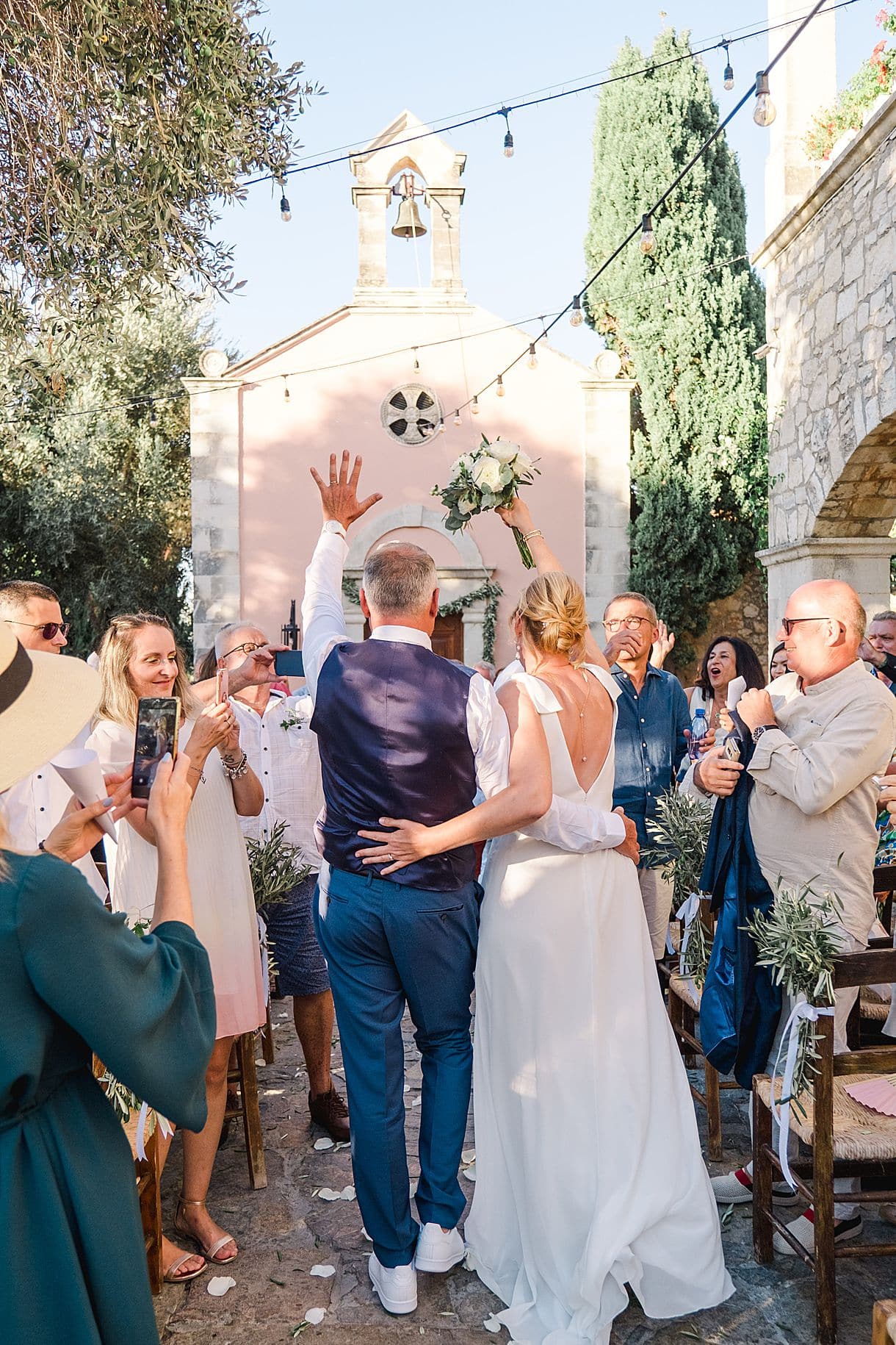 les mariés sortent de leur cérémonie laïque lors de leur mariage à l'agrecofarms en crete