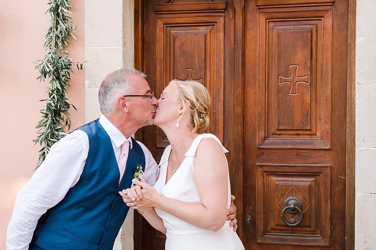 les mariés s'embrassent à la fin de leur cérémonie laïque à l'agrecofarms lors de leur mariage en crete
