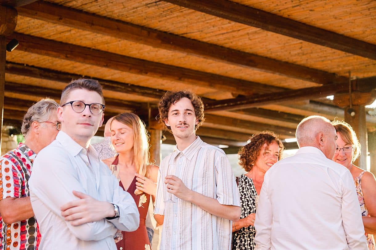 photos des invités lors du cocktail du mariage de bernadette et françois à l'agrecofarms en crete