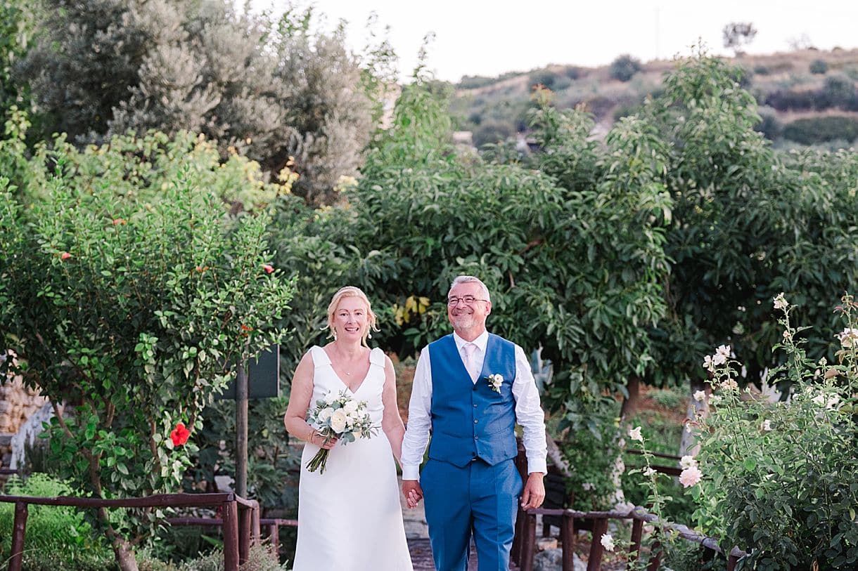 photos des mariés en train de marcher et profiter du paysage à l'agrecofarms en crete