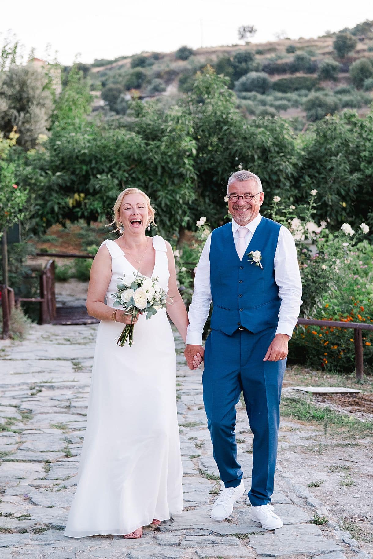 photos des mariés en train de marcher et de rigoler lors de leur mariage à l'agrecofarms en crete