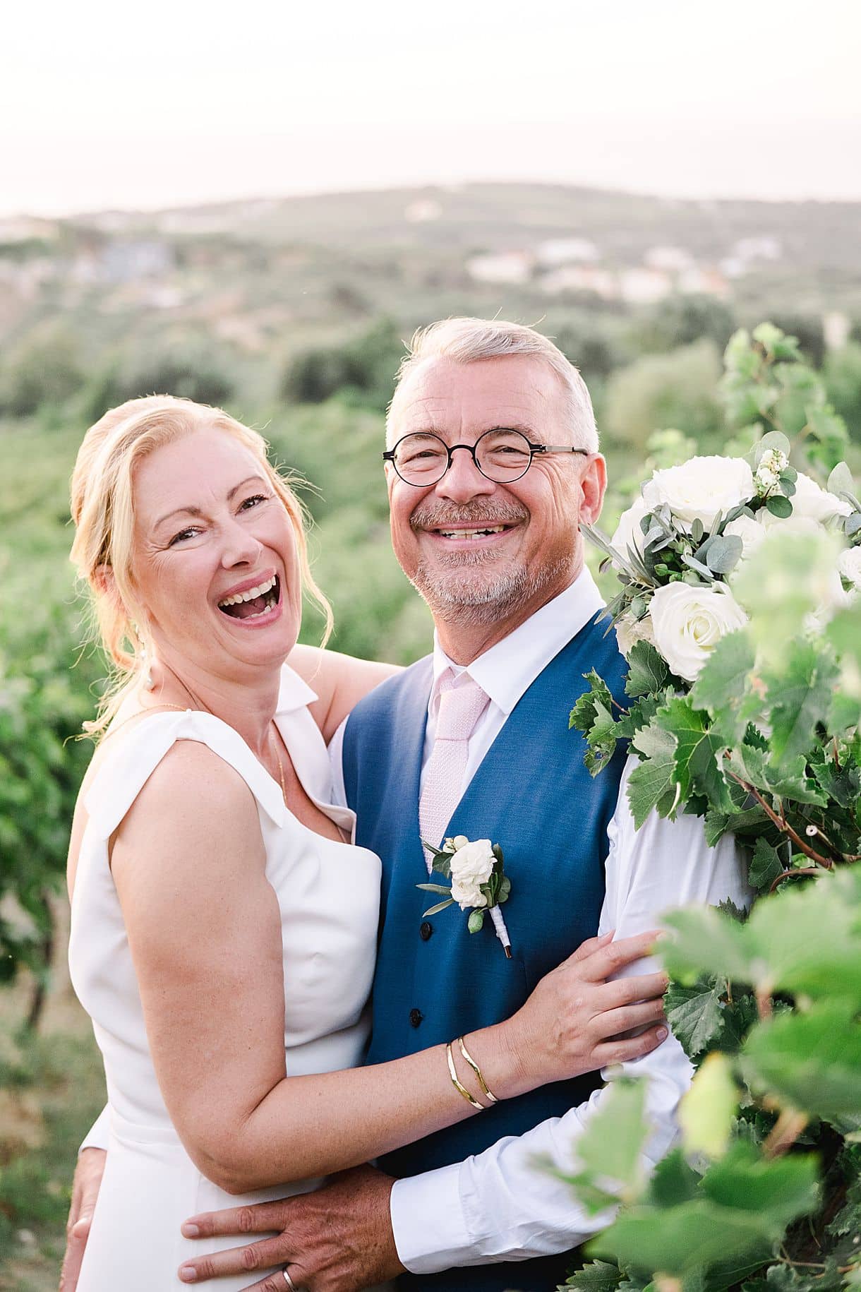 photos de couple dans les vignes cretoise à l'agrecofarms . photos prise par julien boyer pixaile photography