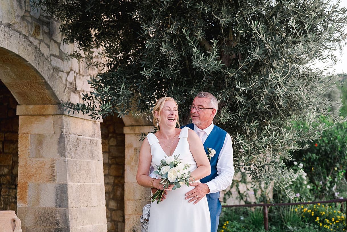 photos de couple de mariage en crete à l'agrecofarms photos prise par julien boyer photographe francais