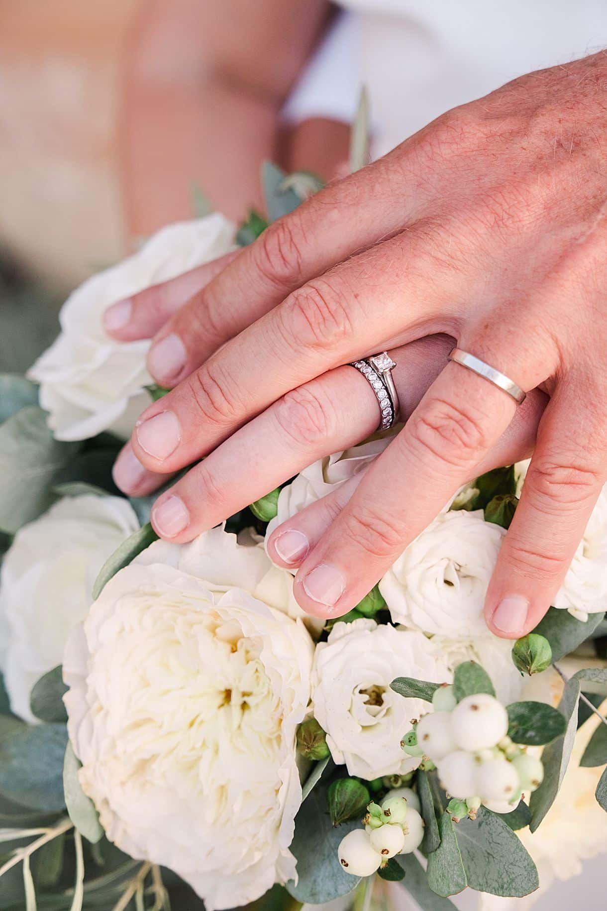 photos de détail des alliances sur le bouquet de fleurs lors du mariage de bernadette et françois à l'agrecofarms en crete