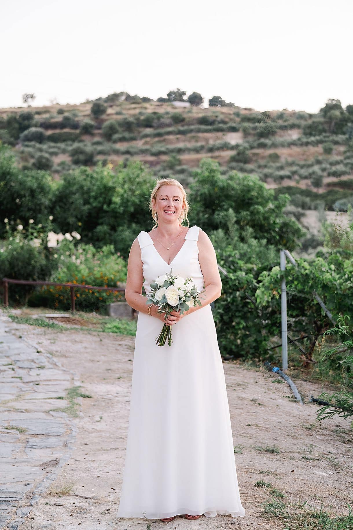 photos de portrait de la mariée en crete à l'agrecofarms pour son mariage