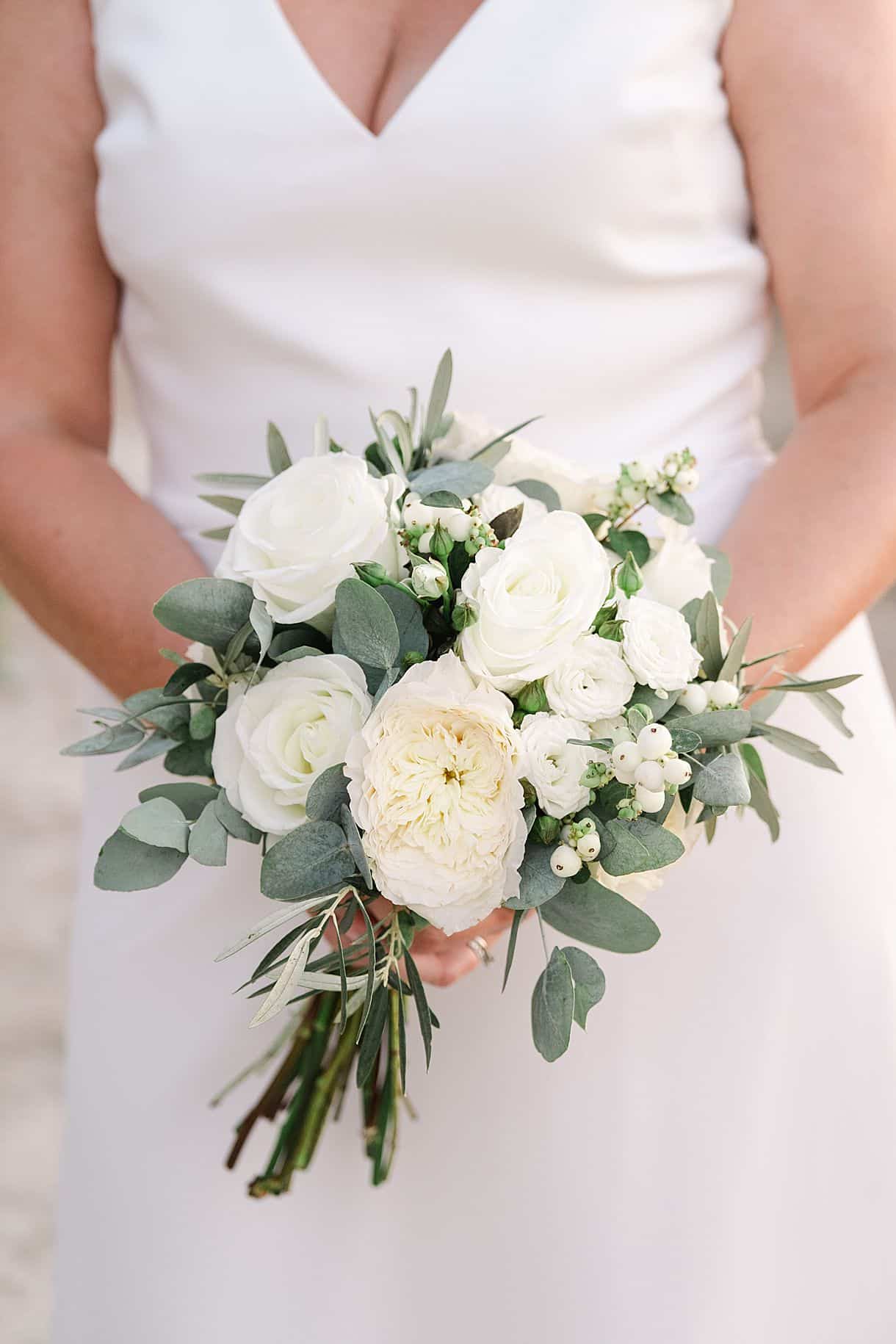 photos de détail du bouquet de la mariée lors de son mariage à l'agrecofarms en crete