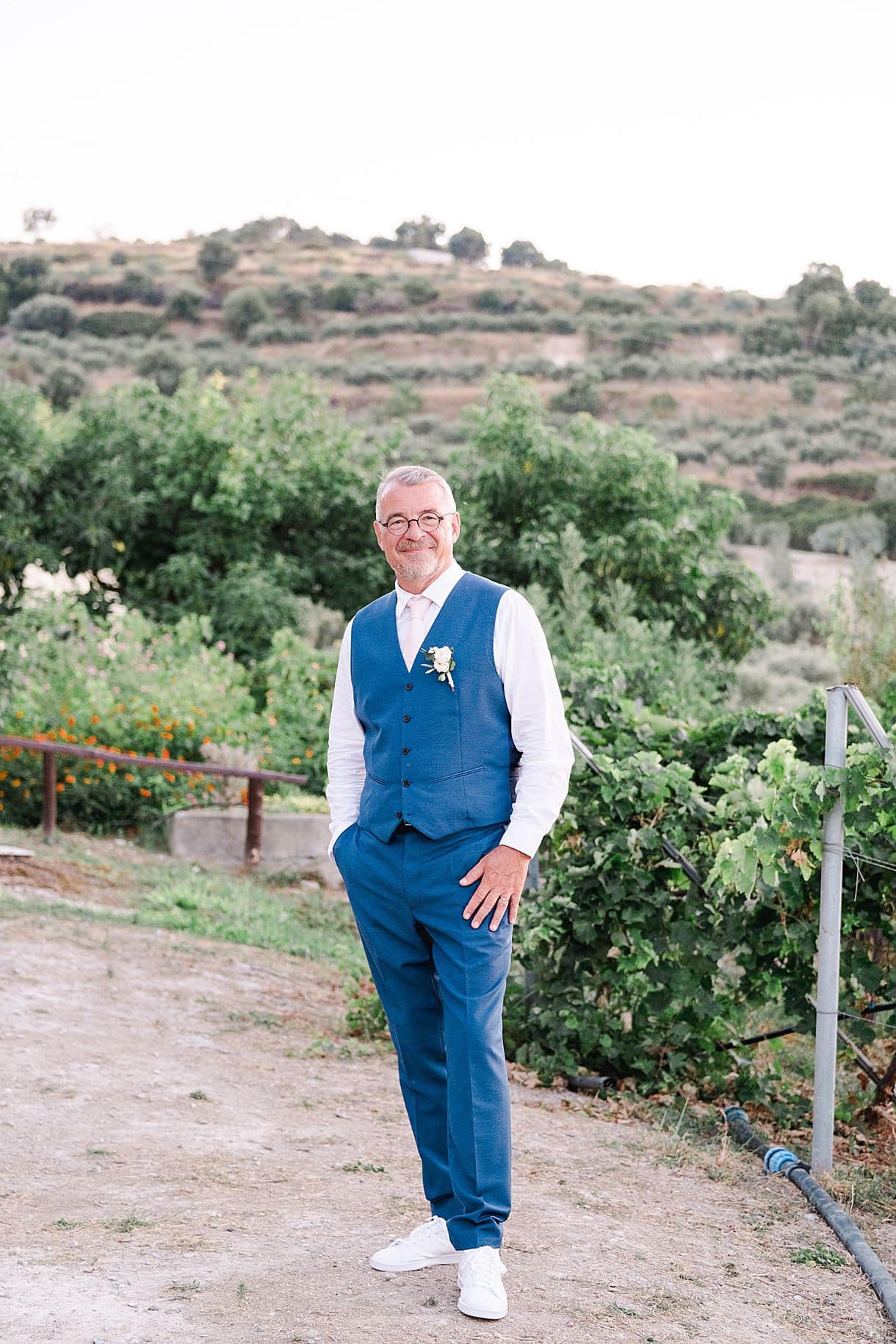 photos de portrait du marié à l'agrecofarms en crete