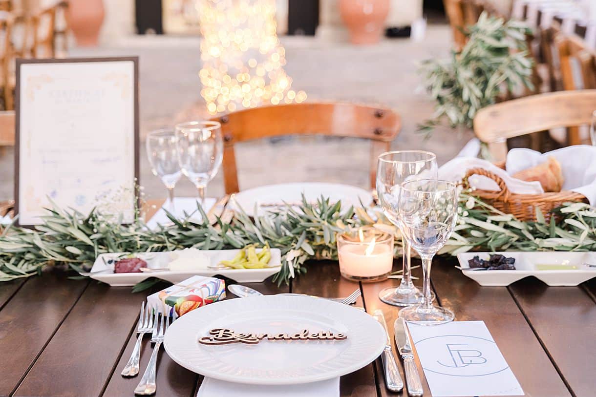 photos de détail de la table lors du mariage de bernadette et françois en crete à l'agrecofarms