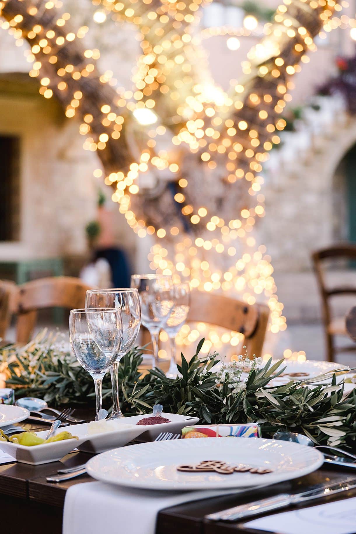 photos de détails de table de réception lors d'un mariage à l'arecofarms en crete. Photos par julien boyer photographe français