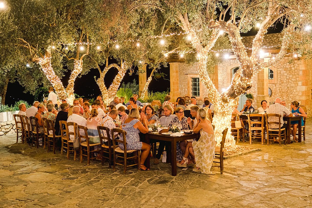 les invités sont à table lors du mariage en crête à l'agrecofarms