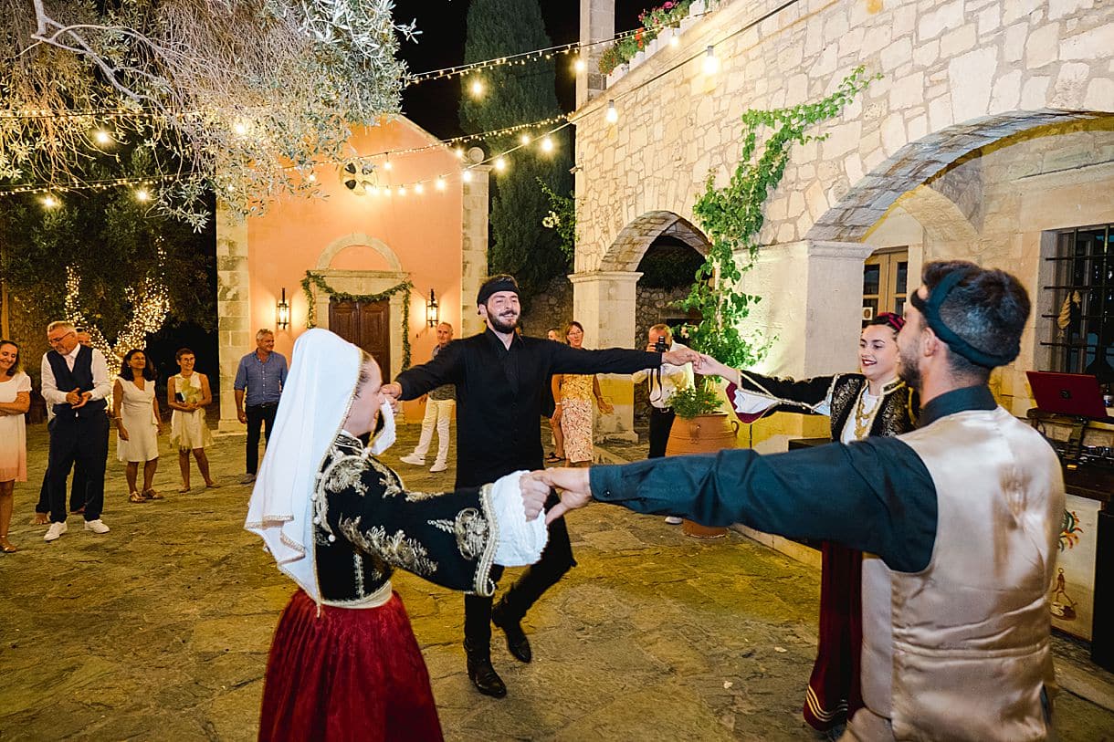 danse crétoise et folklorique à l'agrecofarms en crête lors du mariage de bernadette et françois. Photos prise par julien boyer photographe français