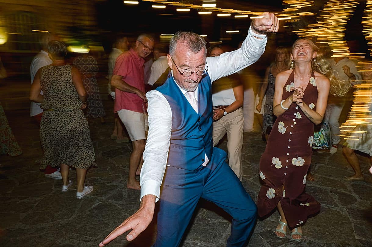 piste de danse ou le marié s'éclate lors de son mariage à l'agreco farm