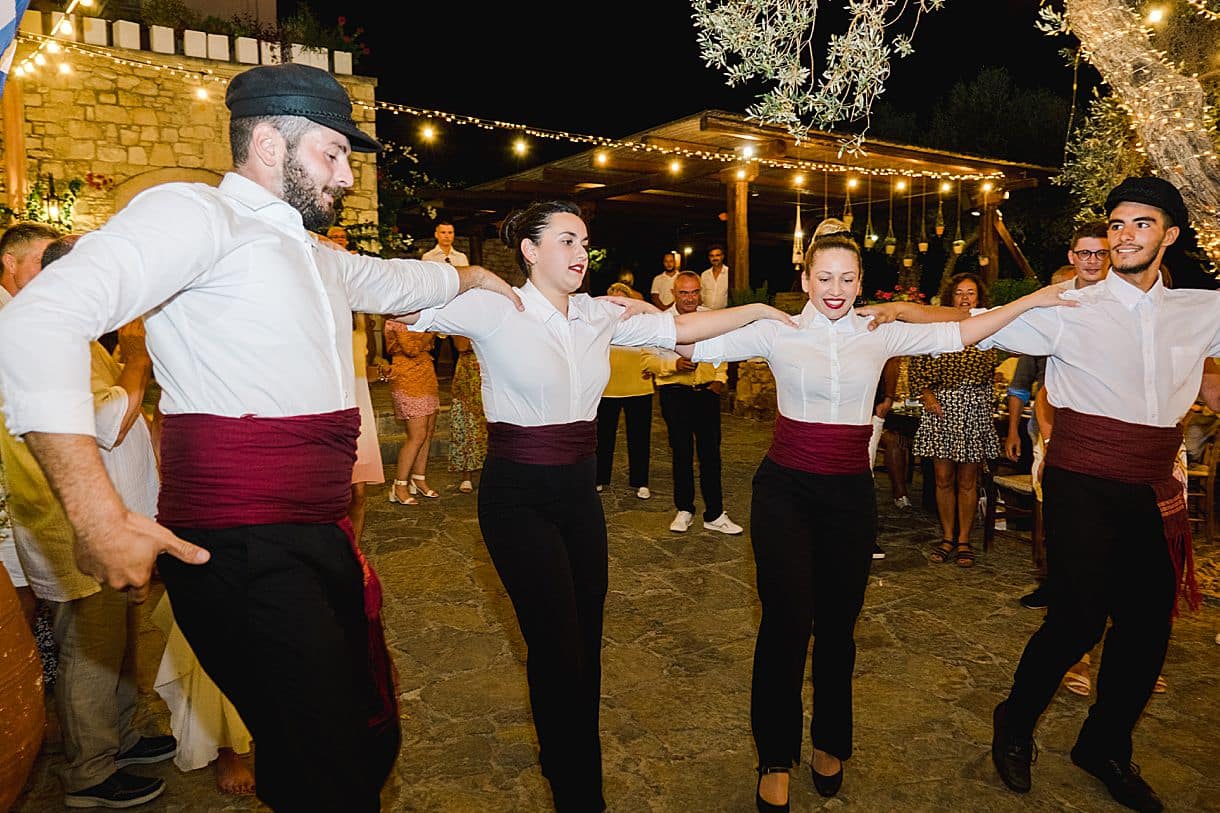 danse crétoise à l'agreco farm en crête lors du mariage de bernadette et françois