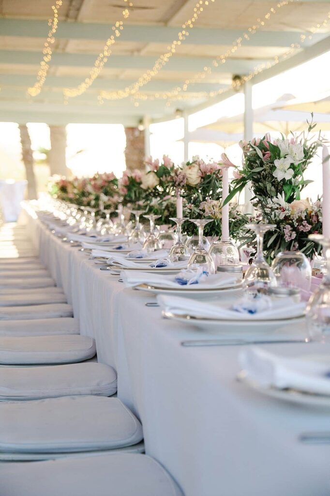 photos de détails de la table de réception sur une plage en crête pour le mariage de bernadette et françois