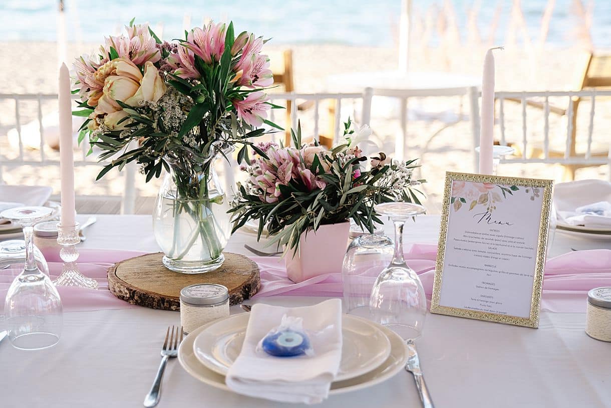 photos de l'assiette lors du mariage sur la plage en crête photos prise par julien boyer