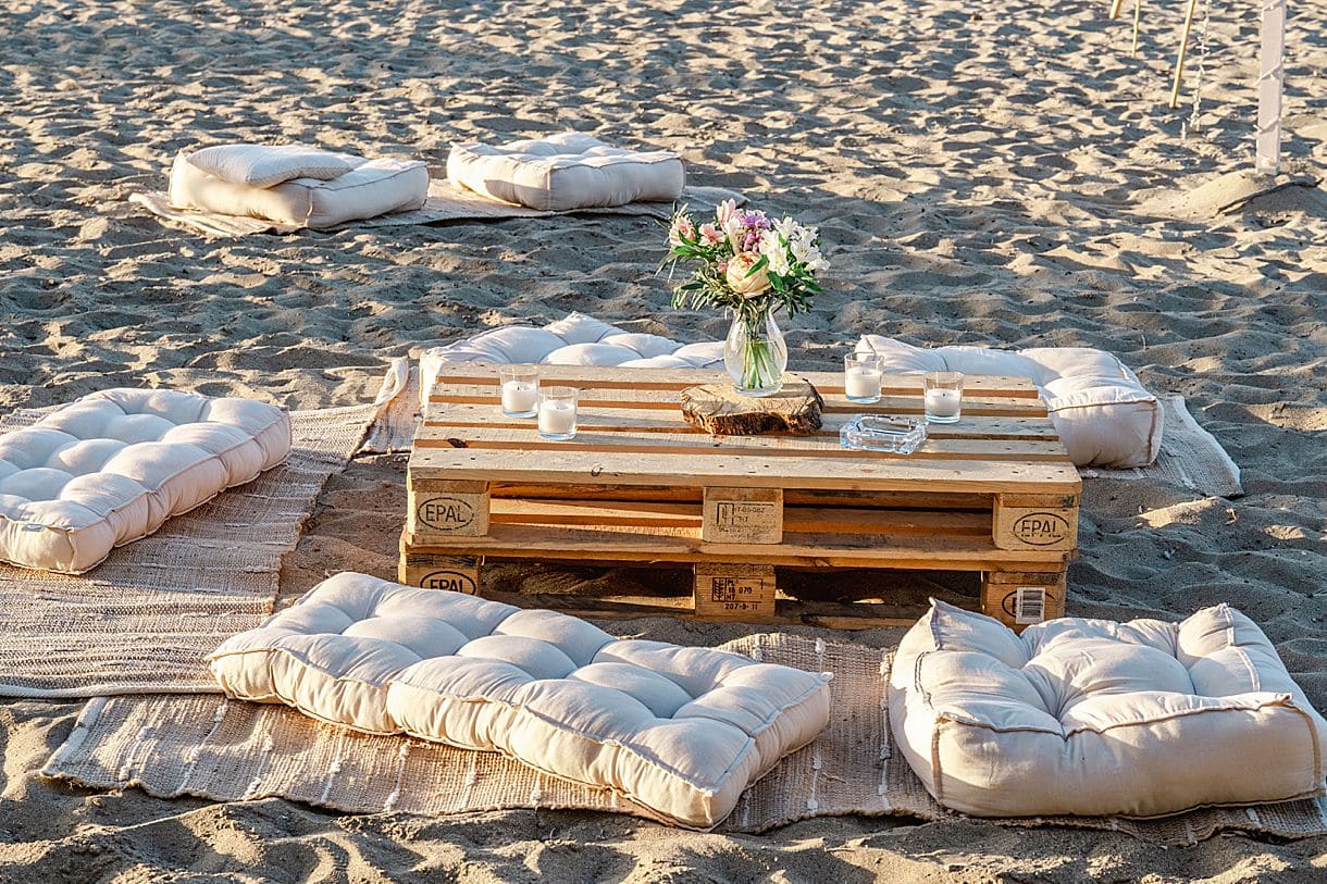 décoration de 2 palettes qui font une table entouré de coussin lors sur le sable à la plage en crête pour le cocktail