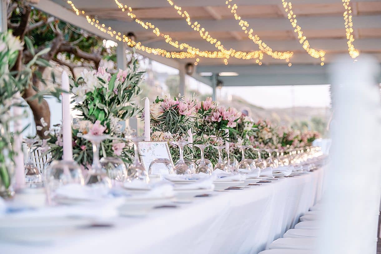 détail de la décoration des tables de réception sur une plage en crête à côté de reythimnon lors du mariage de bernadette et françois