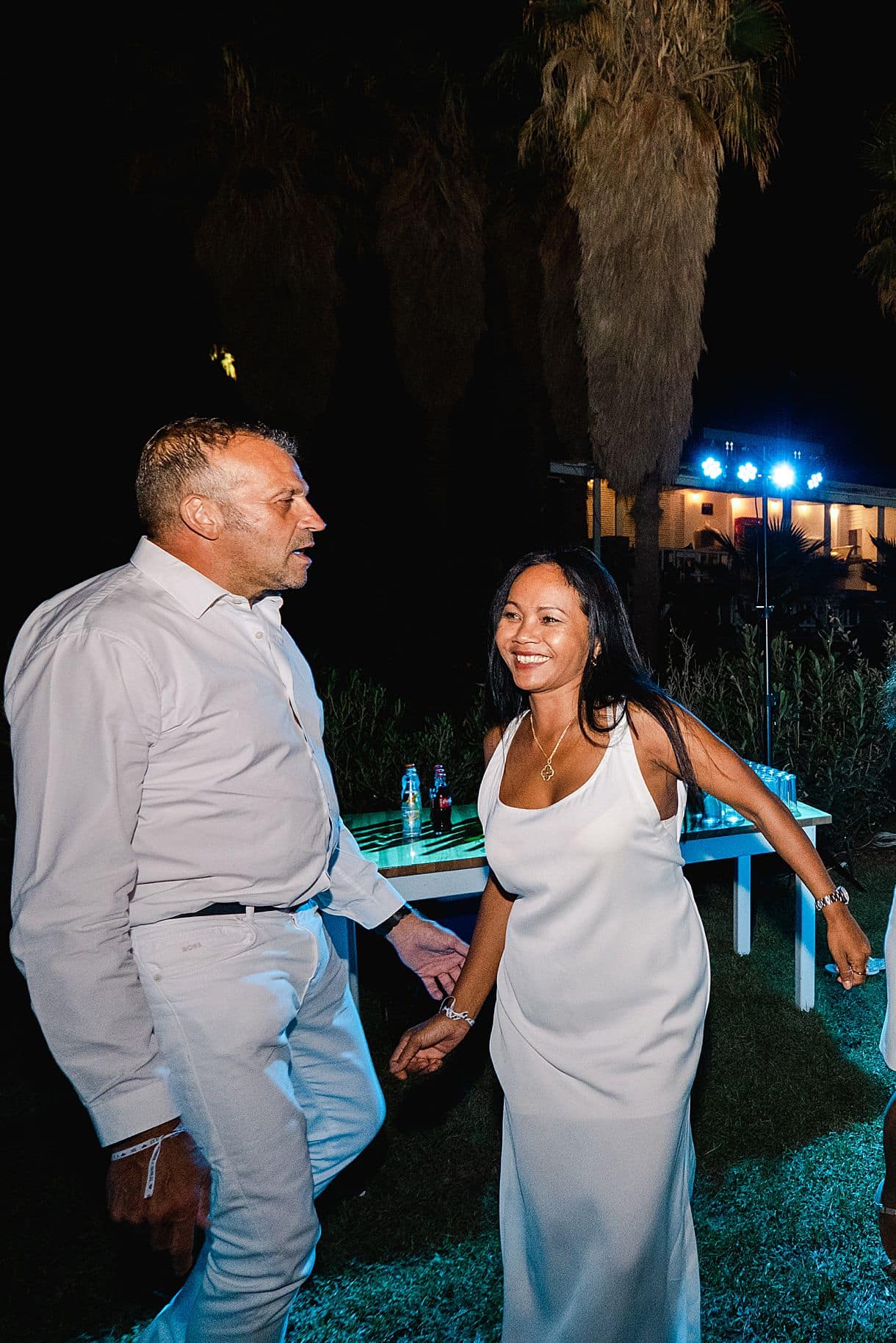 les invités dansent sur une plage en crête lors du mariage e bernadette et francois