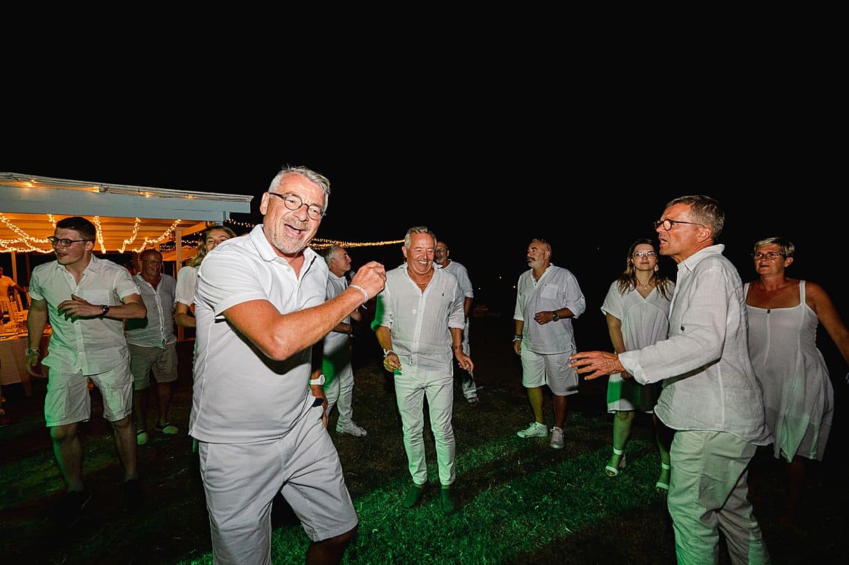 l'ensemble des invités s'éclatent en dansant sur une plage en crête lors du mariage de bernadette et francois