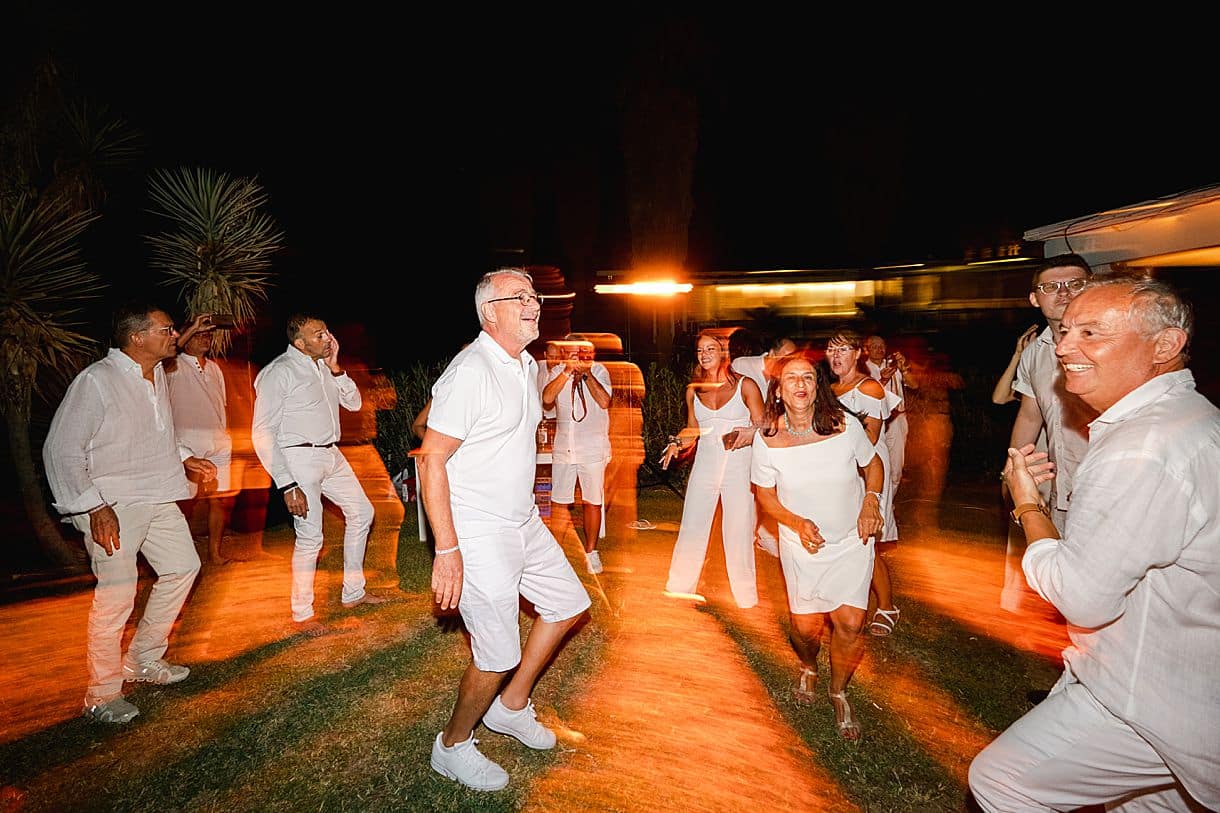 le marié séclate sur la piste de danse sur la plage en crête à côté de reythimnon