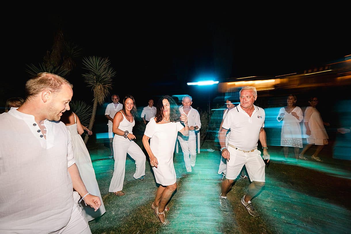 piste de danse sur la plage en crete pour un mariage féérique