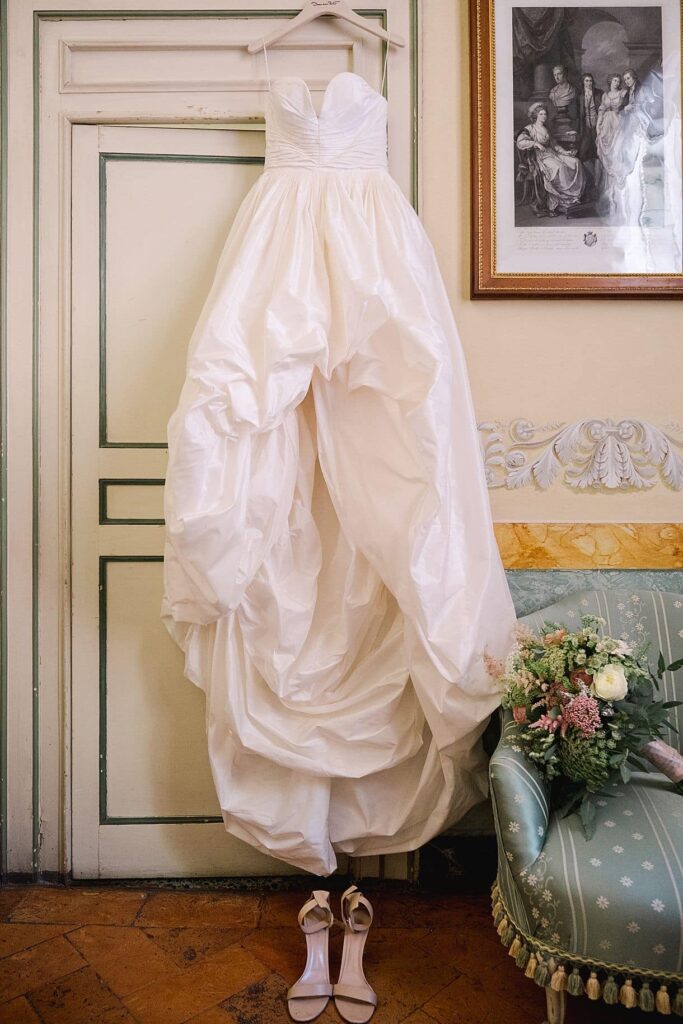 détail de la robe de mariée avec son bouquet de fleurs et ses chaussures à la villa pizzo