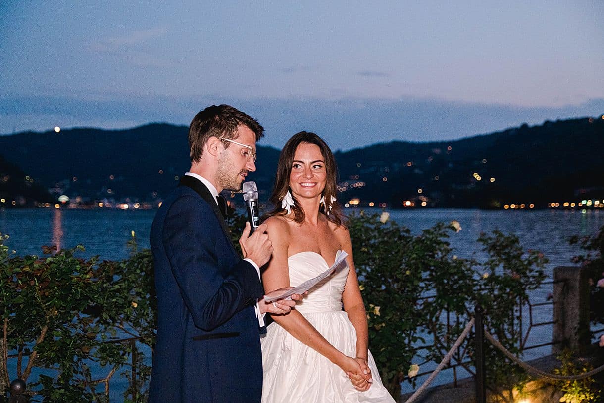 discours du marié auprès des invités avant l'ouverture du bal à la villa pizzo au lac de come