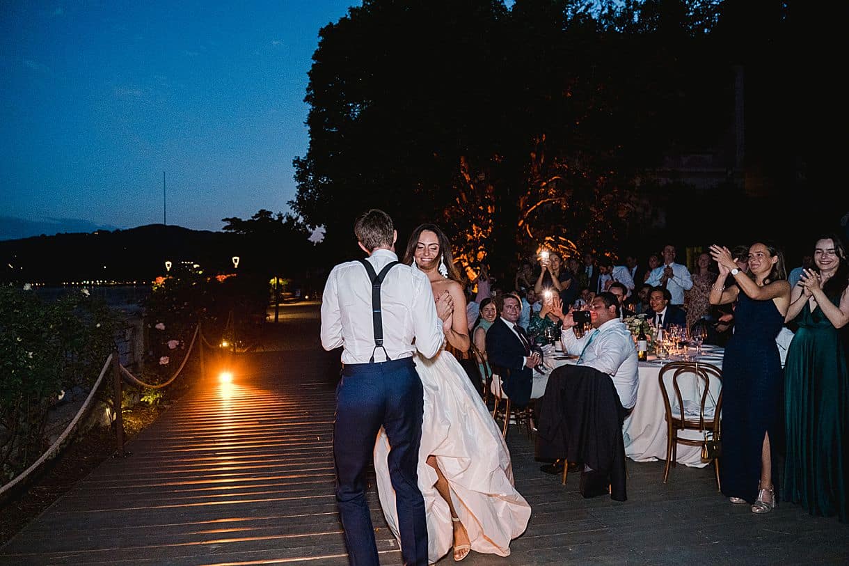 photos de dans du marié lors de l'ouverture du bal sur le lac de come à la villa pizzo
