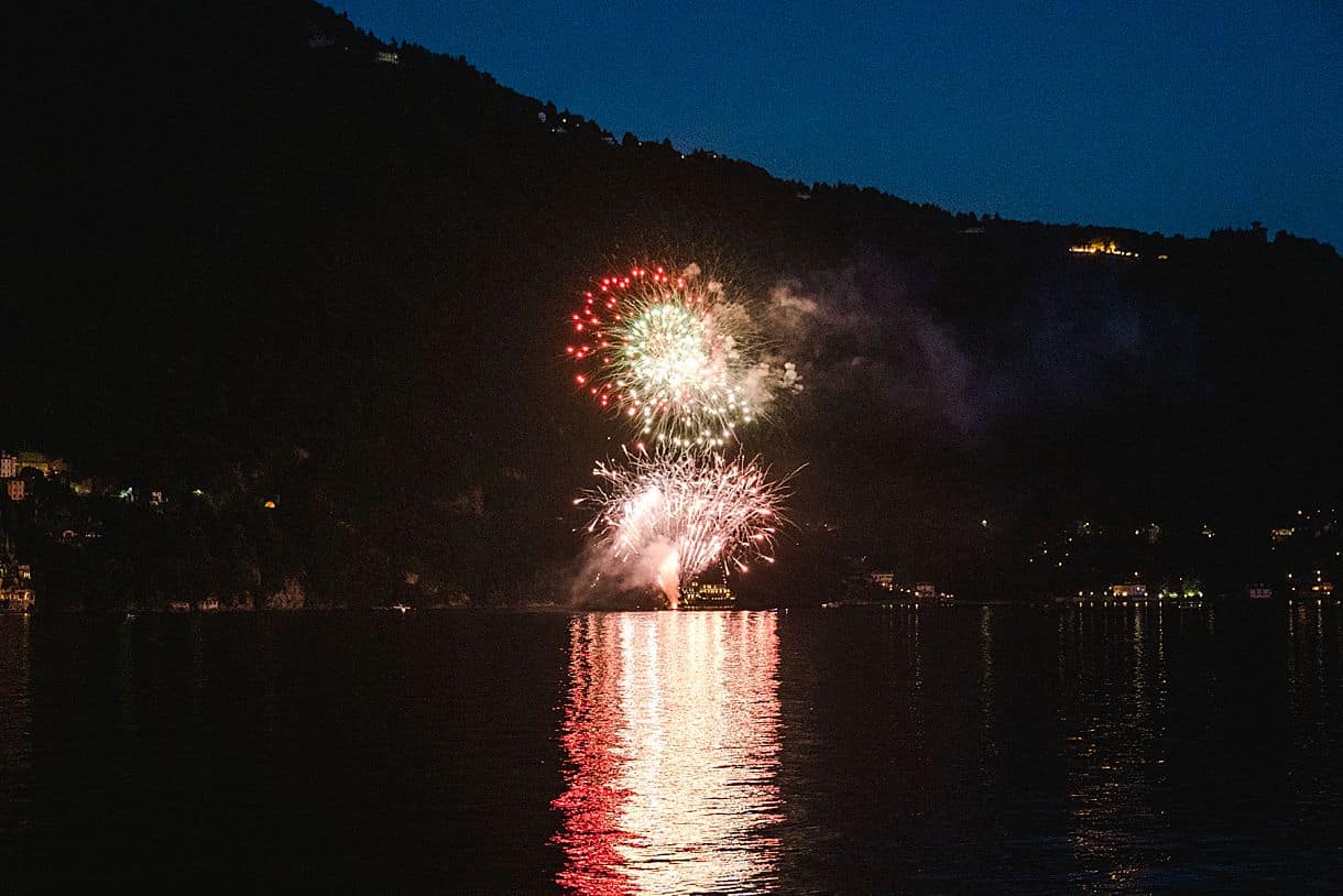 feu d'artifice sur le lac de come pour les mariés à la villa pizzo