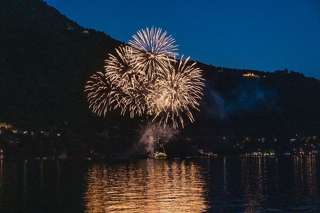 magnifique feu d'artifice à la villa pizzo sur le lac de come pour le dancefloor des mariés