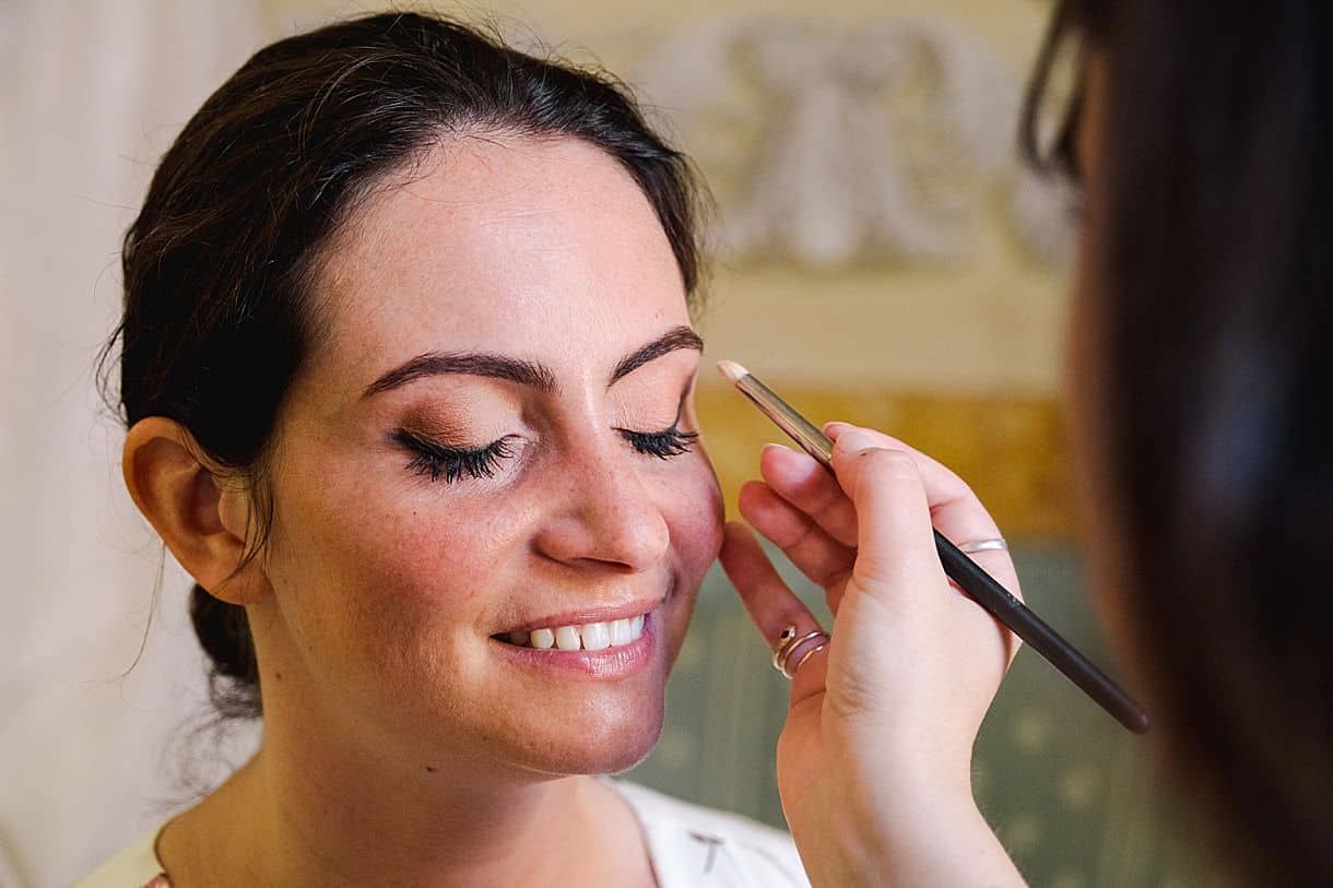 la make up maquille les sourcils de la mariée