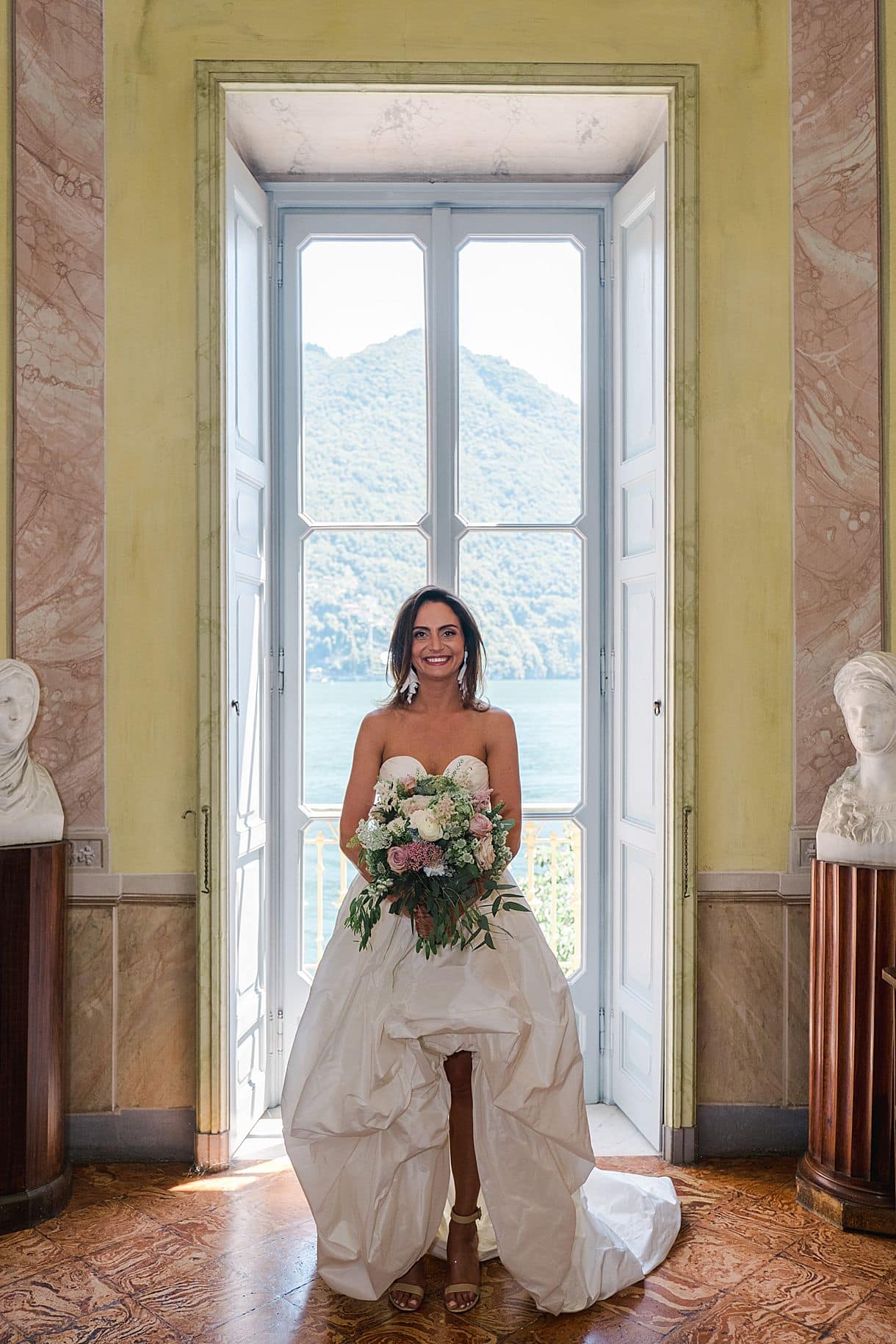 photo de portrait de la mariée au bord de la fenêtre à la villa pizzo