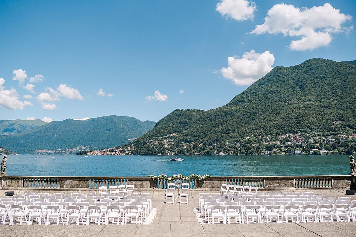 plan d'ensemble de la cérémonie laïque au lac de come à la villa pizzo