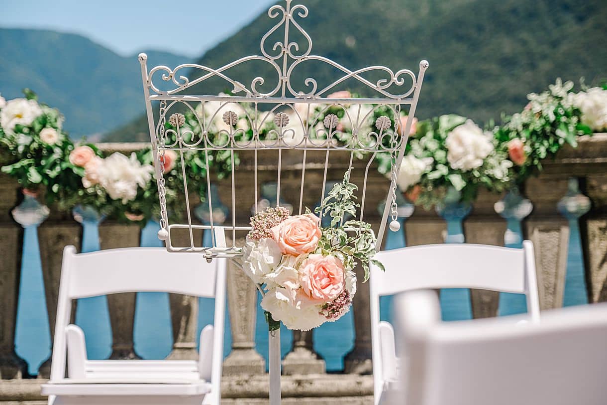 photos des fleurs sur le pupitre de la cérémonie laique au lac de come à la villa pizzo