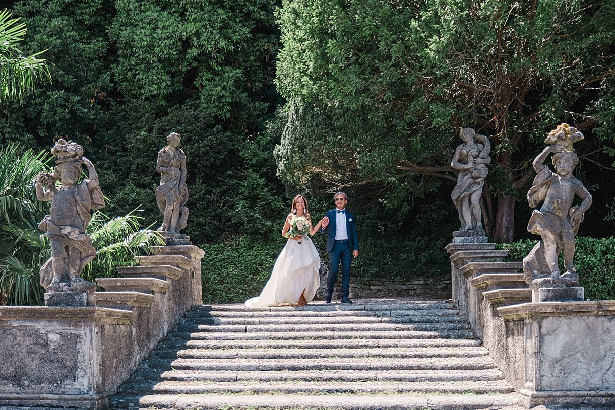 la mariée arrive avec son papa lors de la cérémonie laique à la villa pizzo photo prise par julien boyer photographe de mariage destination wedding