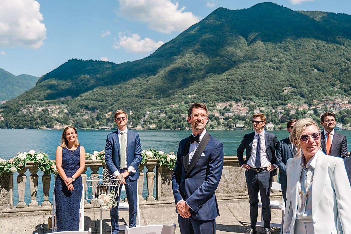 le marié attend sa future femme qui arrive à la cérémonie laique à la villa pizzo