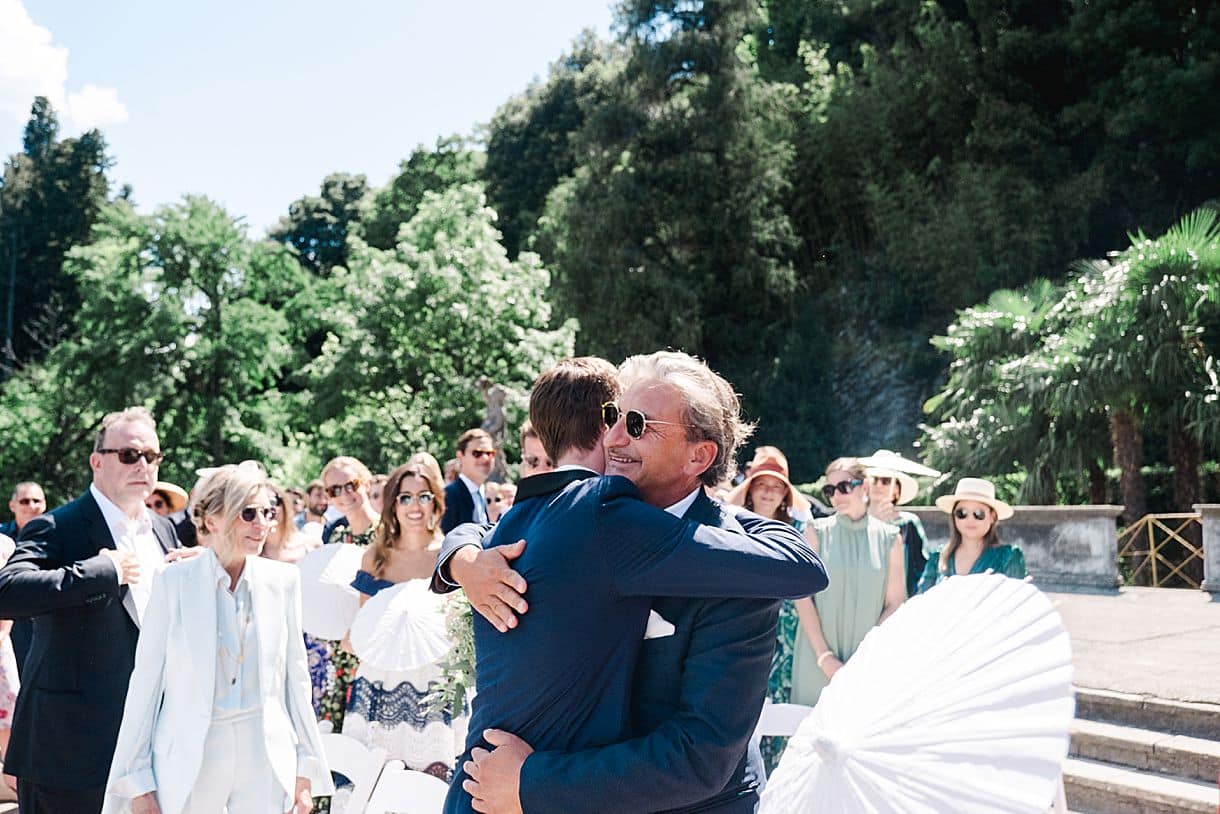 le papa de la mariée prend son gendre dans les bras au moment ou il a déposé sa fille à la cérémonie laique