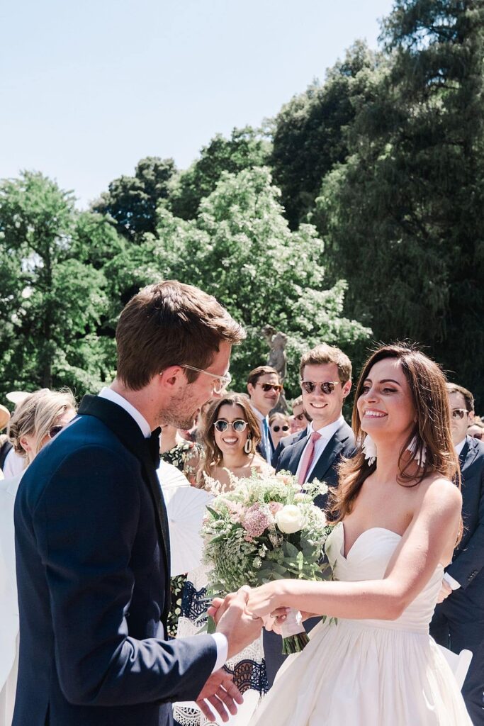 le mariée prend la main de la mariée qui est vraiment heureuse à la villa pizzo au lac de come