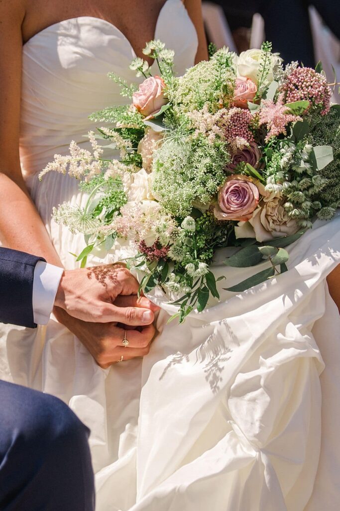 détail du bouquet de la mariée à la cérémonie laique à la villa pizzo au lac de come par julien boyer photographe de mariage en destination wedding