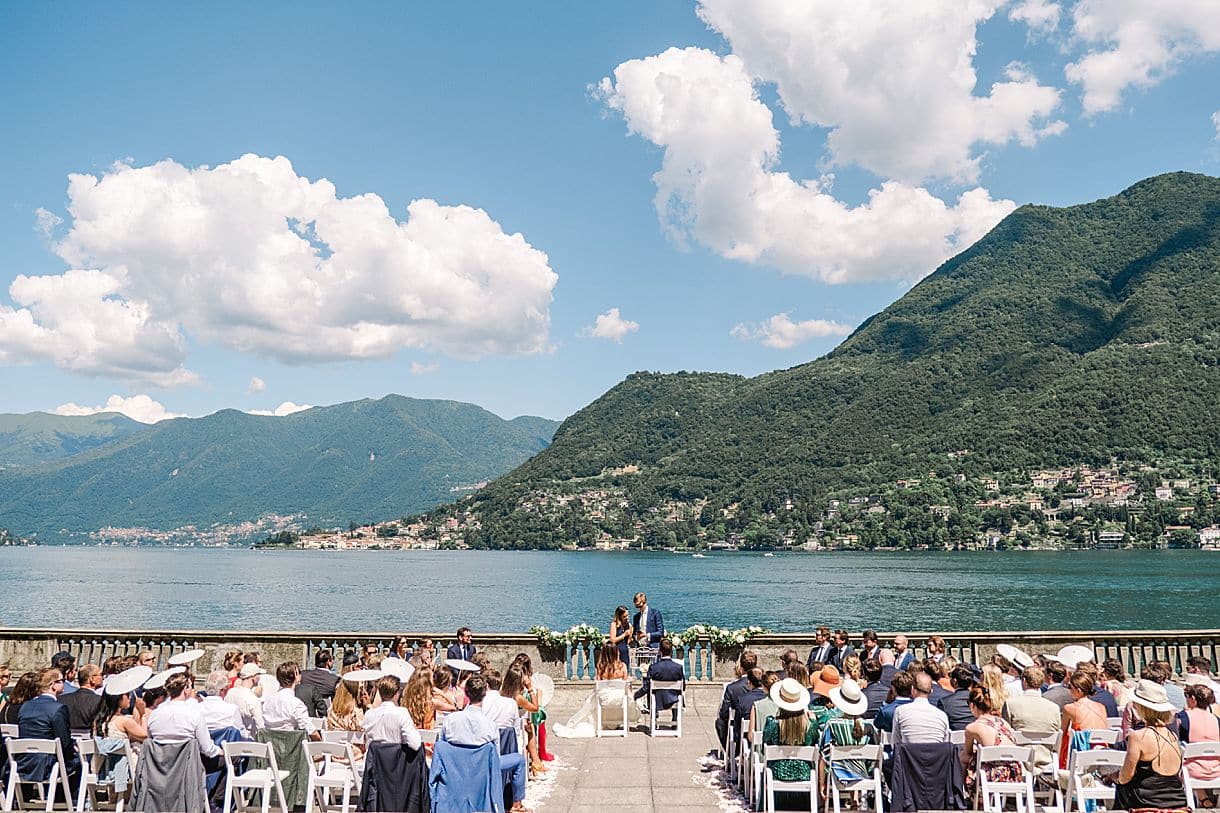 photos de la cérémonie laique à la villa pizzo avec une vue des montagnes sur le lac de come par julien boyer photographe de mariage pixaile photography