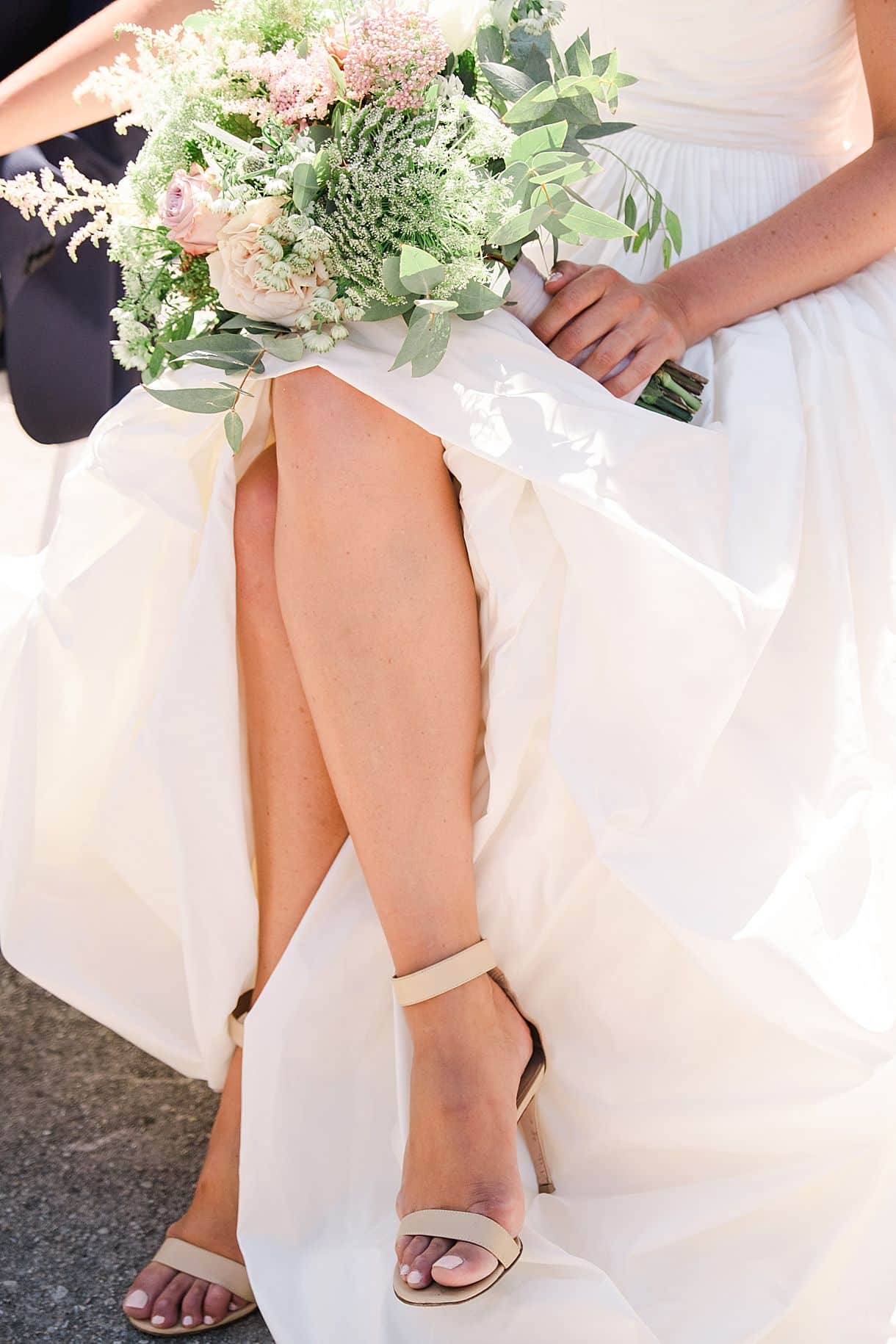 détails du bouquet et des chaussures de la mariée à la cérémonie laique à la villa pizzo