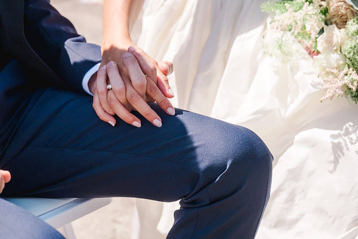détails des mains des mariés lors de la cérémonie laique au lac de come à la villa pizzo par julien boyer photographe de mariage