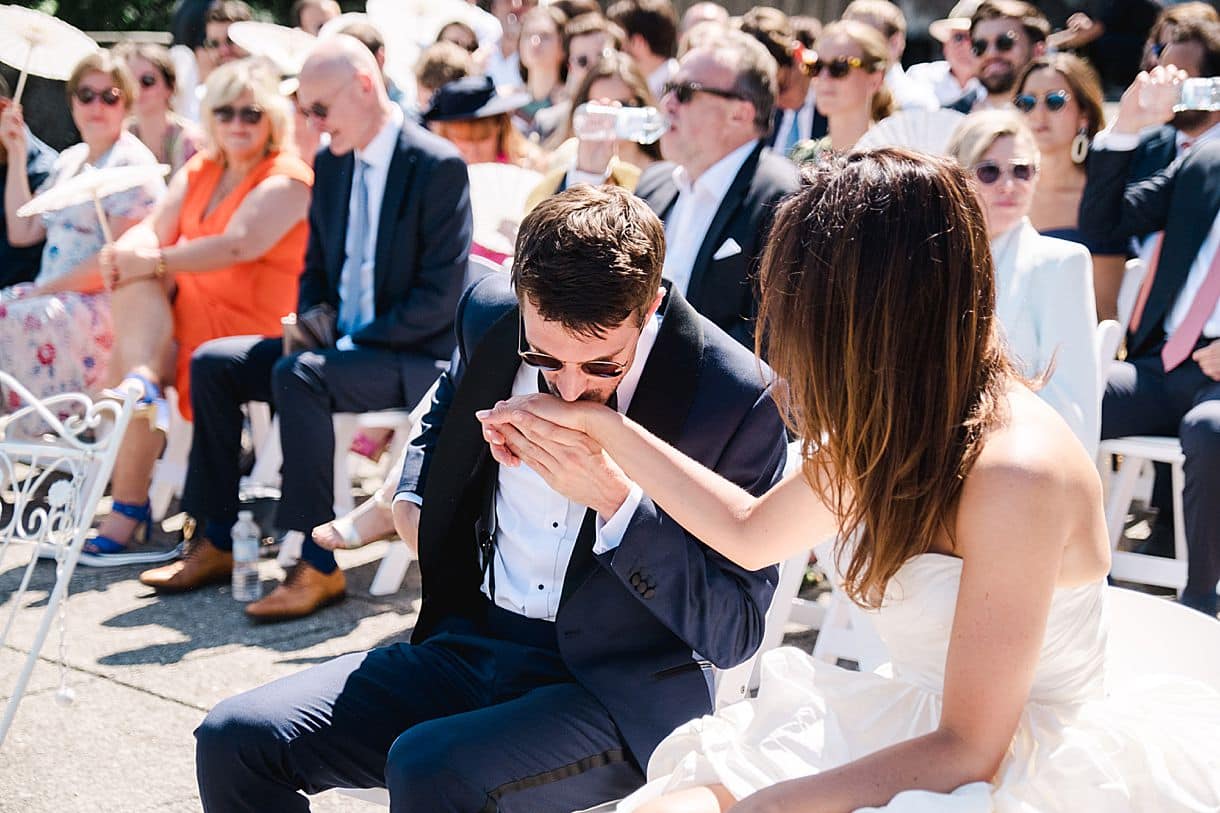 le marié baise la main de la mariée lors de la cérémonie laique au lac de come à la villa pizzo photos prise par pixaile photography destination photographer wedding