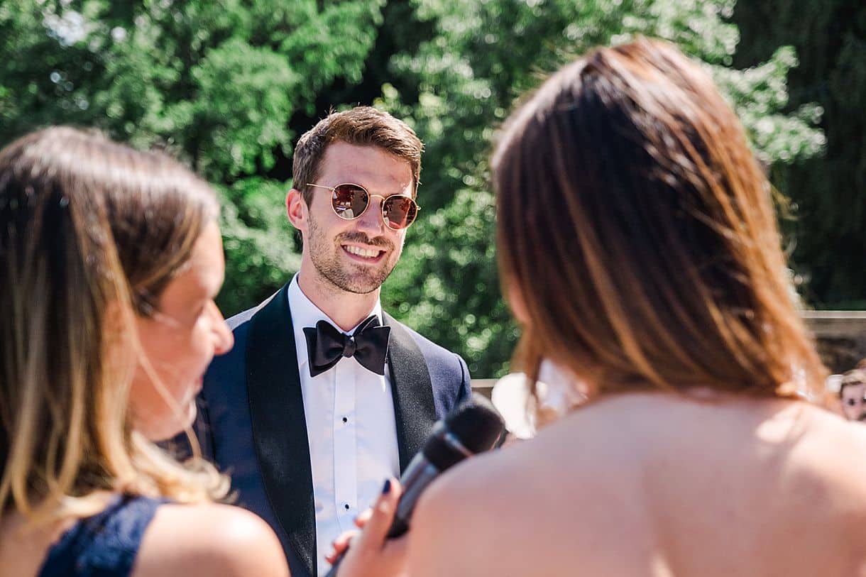 le marié a le sourire aux lèvres lors du discours de la mariée à la cérémonie laique au lac de come à la villa pizzo