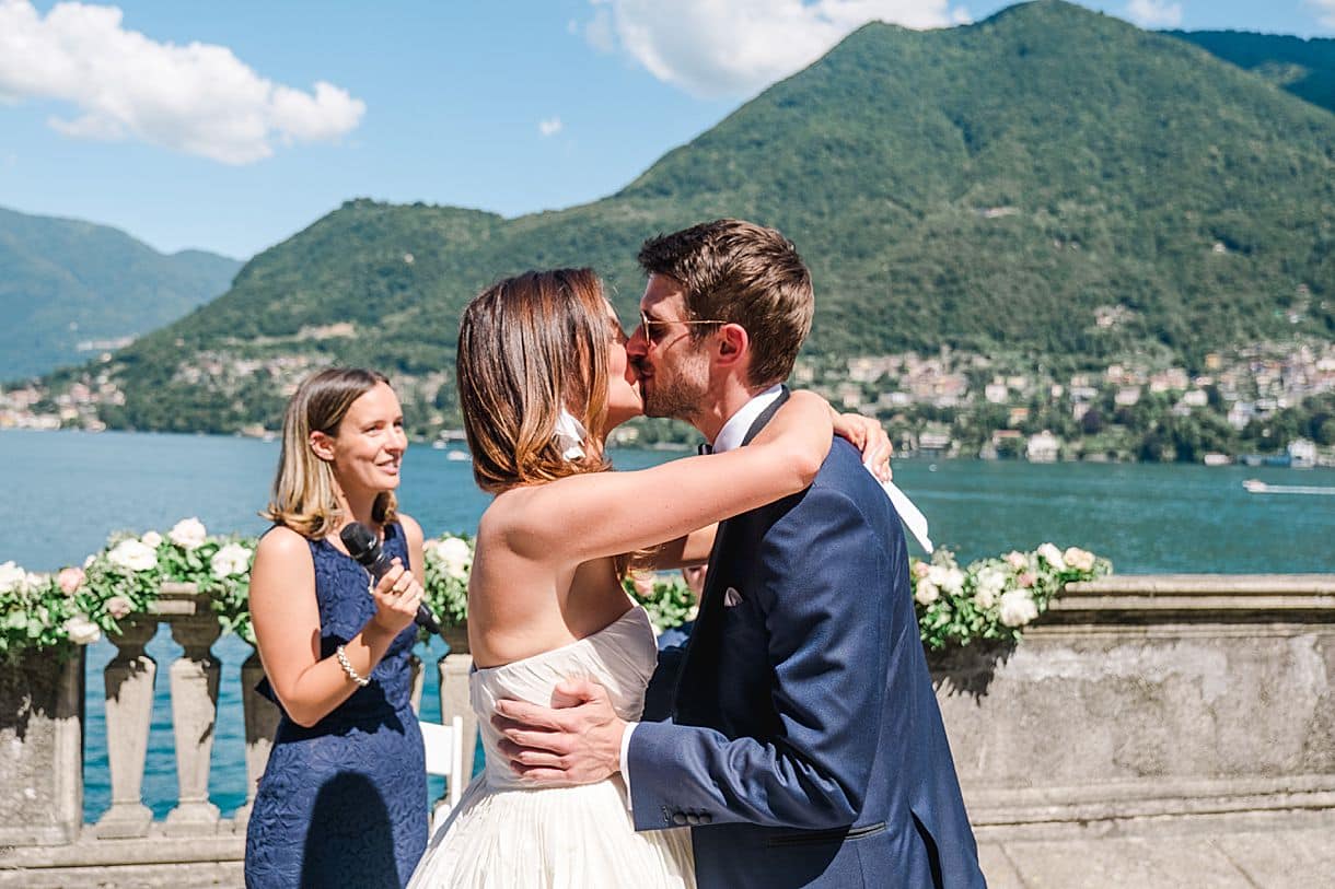 le marié embrasse la mariée au lac de come lors de la cérémonie laique à la villa pizzo