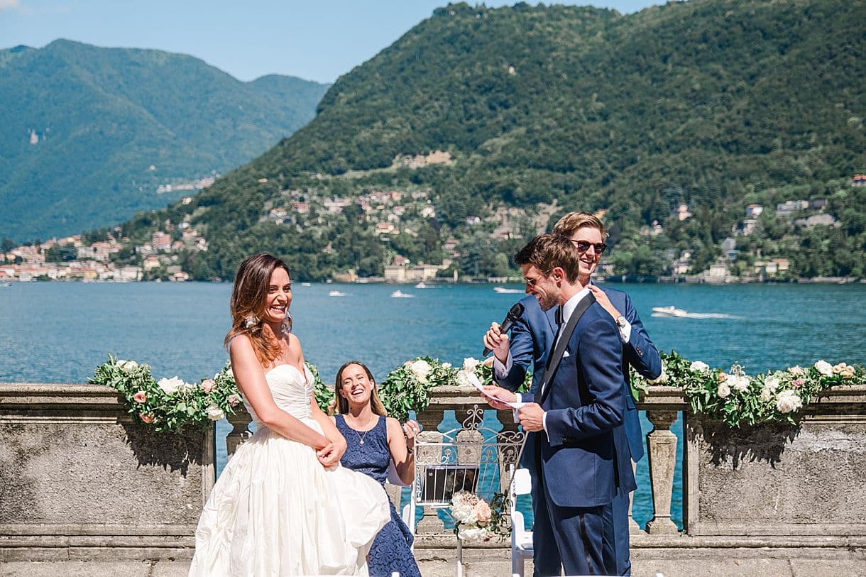 le marié prononce ses voeux à la mariée à la cérémonie laique au lac de come à la villa pizzo
