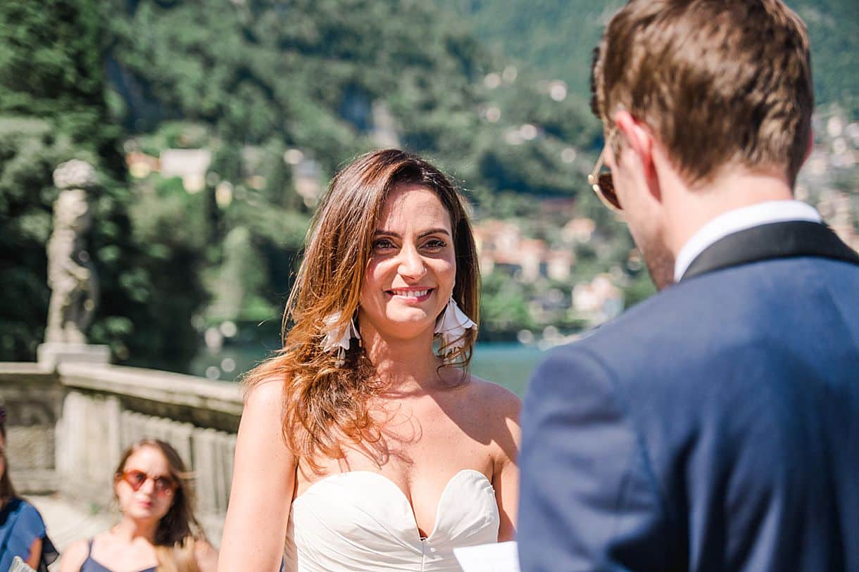 la mariée a le sourire aux lèvres lors du discours du marié lors de la cérémonie laique