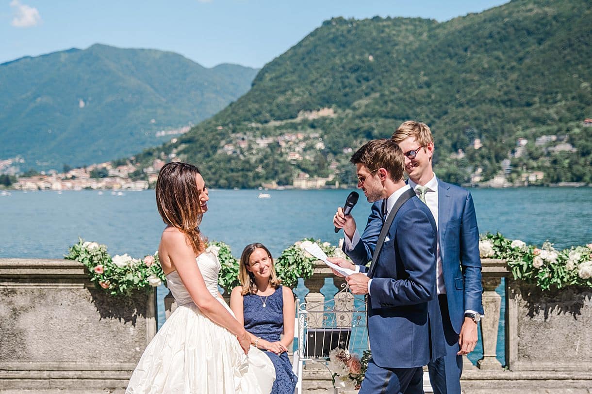 discours du marié devant les montagnes du lac de come à la villa pizzo lors de la cérémonie laique