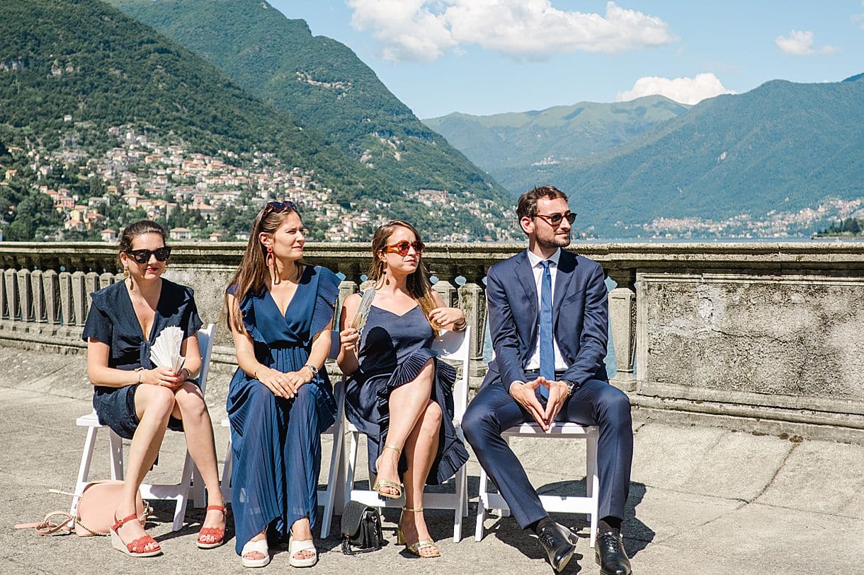 photos des témoins de la mariée lors de la cérémonie laique à la villa pizzo au lac de come